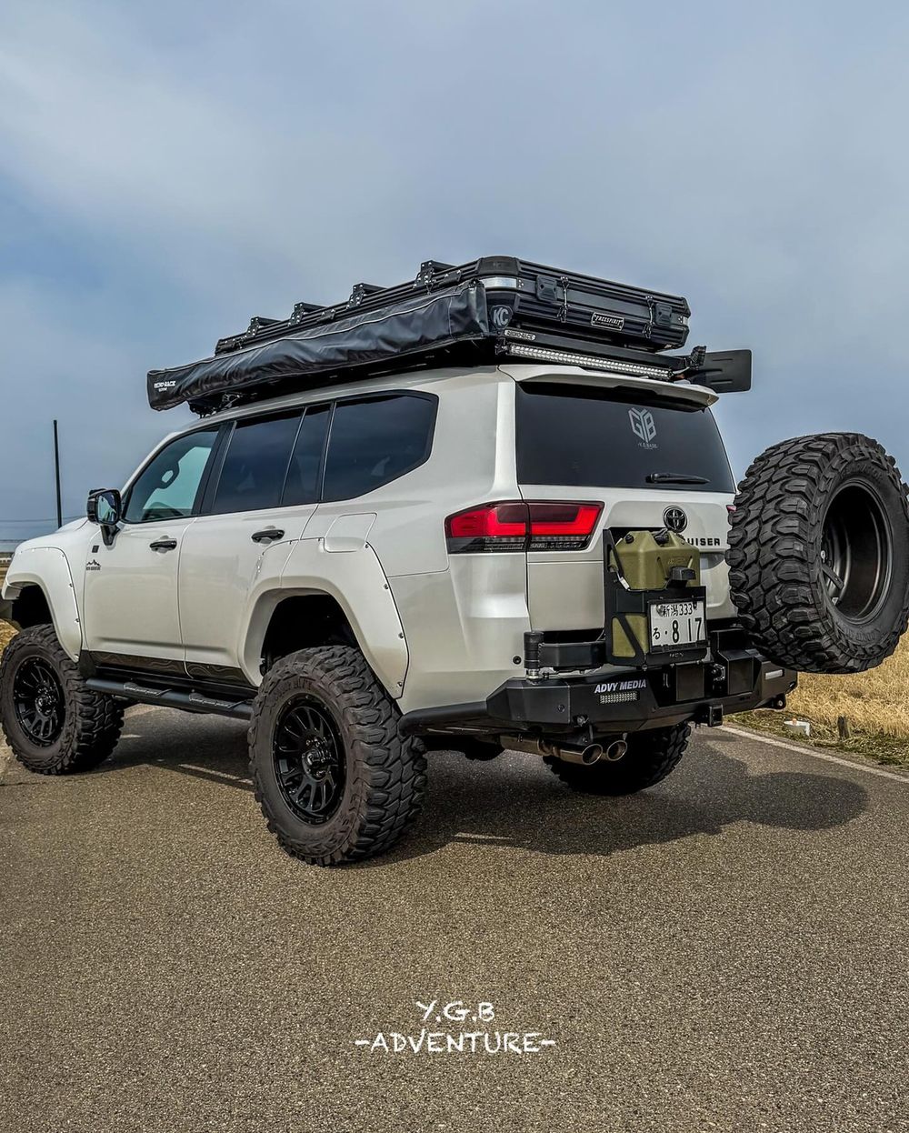 Rhino-Rack flat platform carrying a Free Spirit Recreation roof top tent and a Rhino-Rack 270-degree Batwing awning