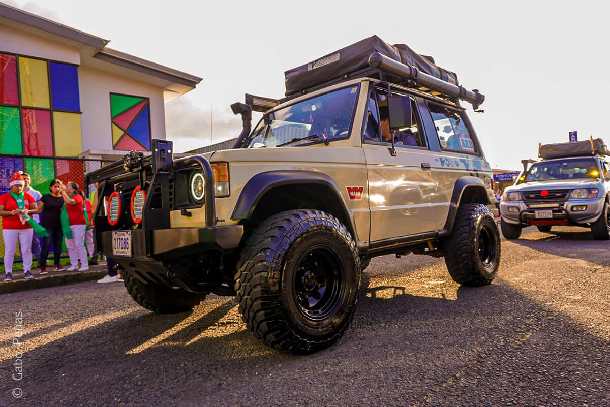 Lifted 1st gen Mitsubishi Montero on 33 inch tires