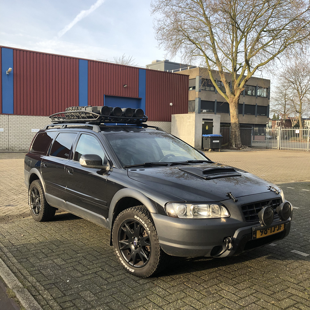 Volvo XC70 Cross Country with a rhino rack cargo basket