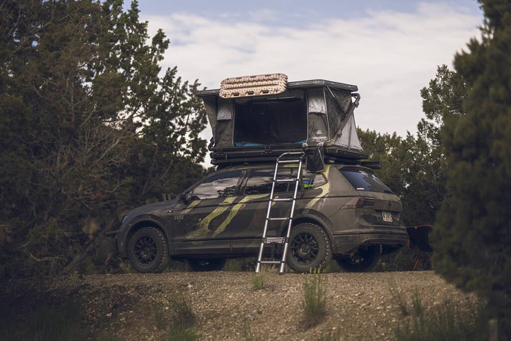 VW Tiguan FSR Evolution roof top tent with ledder