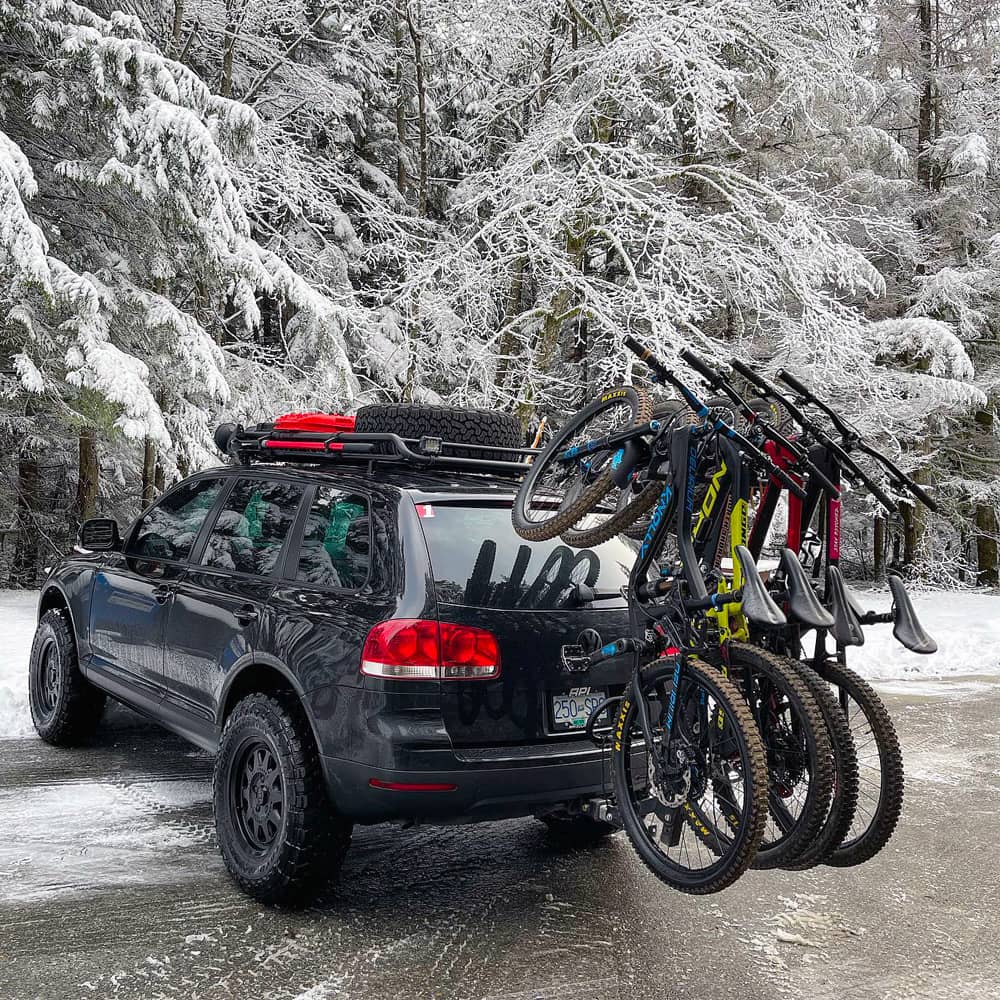 VW Touareg 7L with hitch mount bike carrier for MTB