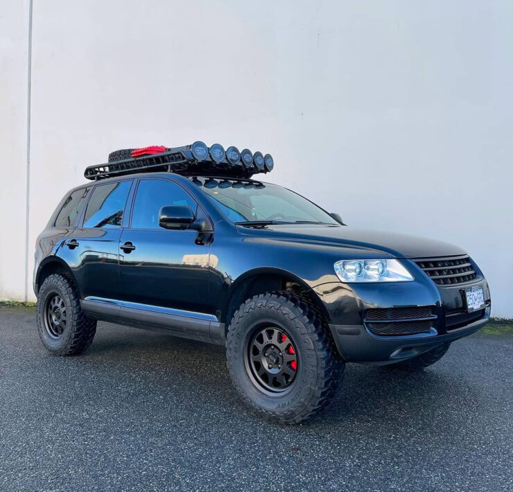 Black VW Touareg 7L Off road Build with a 2″ Lift