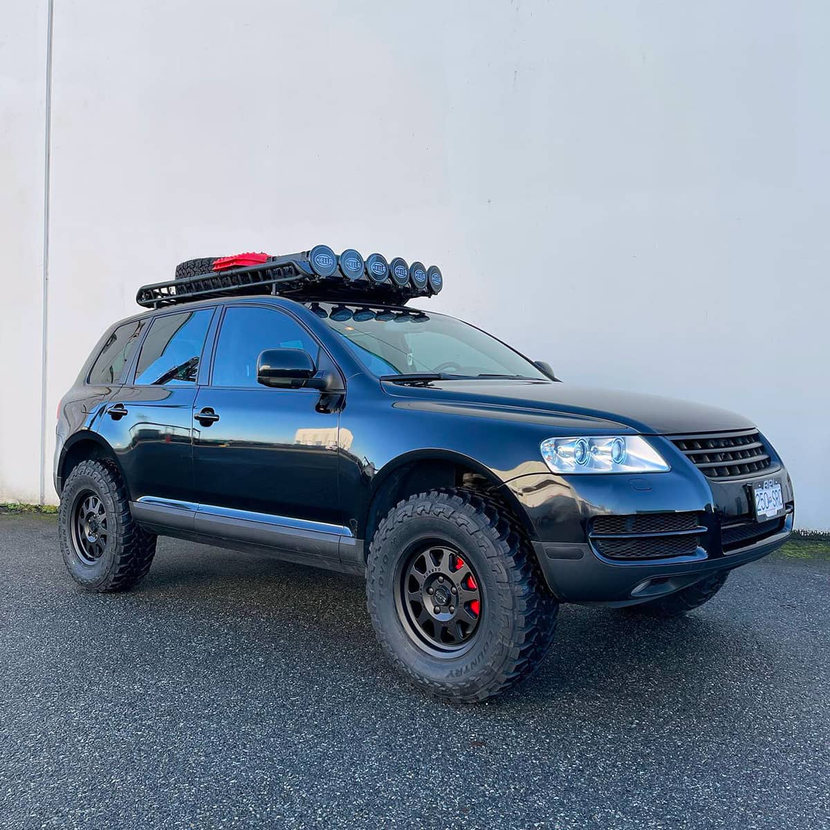 Black VW Touareg 7L Off road Build with a 2″ Lift